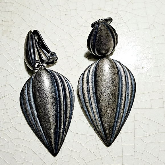 Antique silver tone modernist dangle clip on earrings - Picture 5 of 5